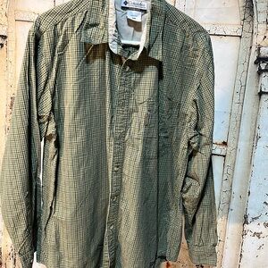 (22) Men’s Large Green Columbia Shirt